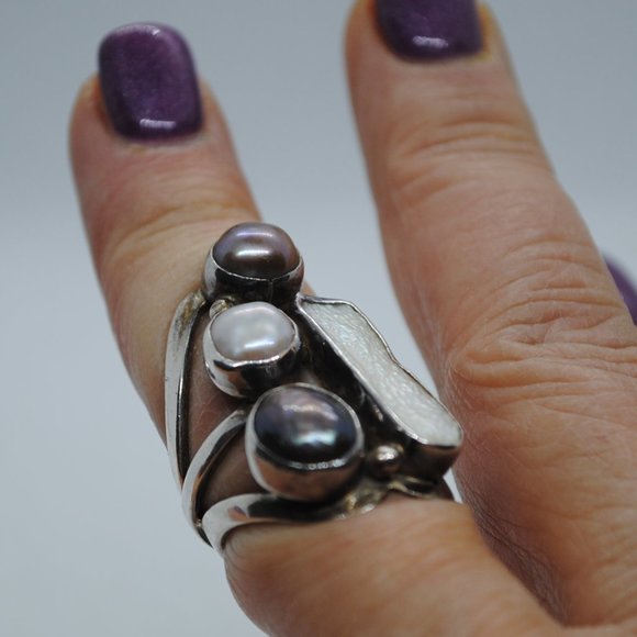 Elegant Silver and Pearl Ring - Picture 4 of 8